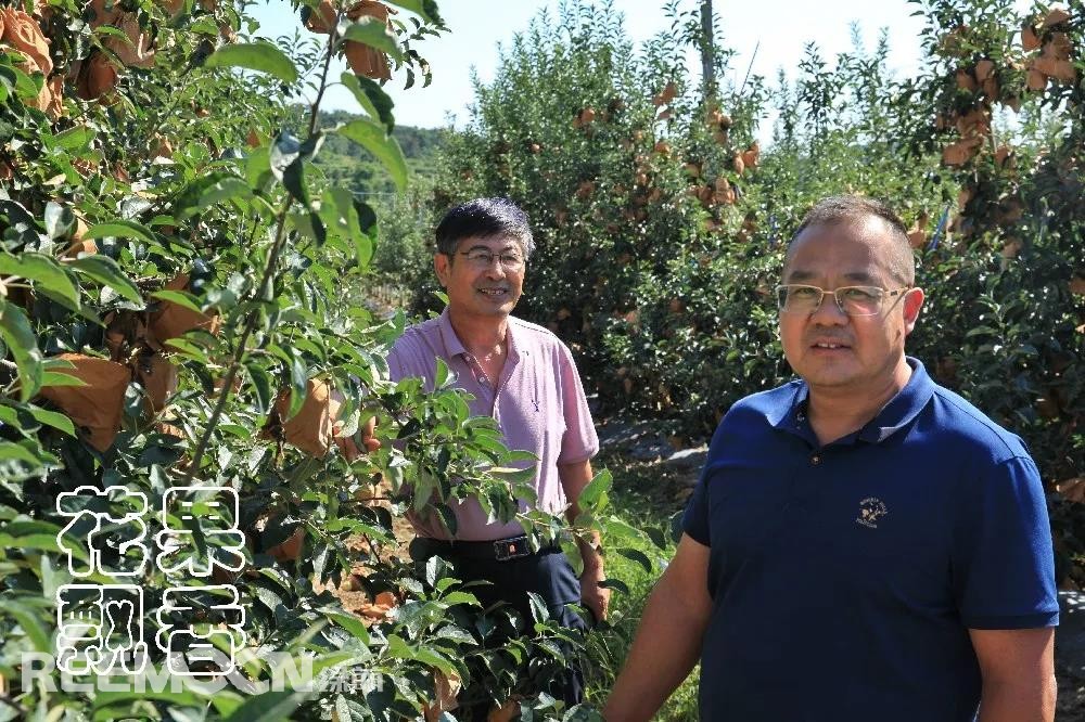 1638515932644726.jpg 阮樹興(左)和王炳海在果園交流.jpg